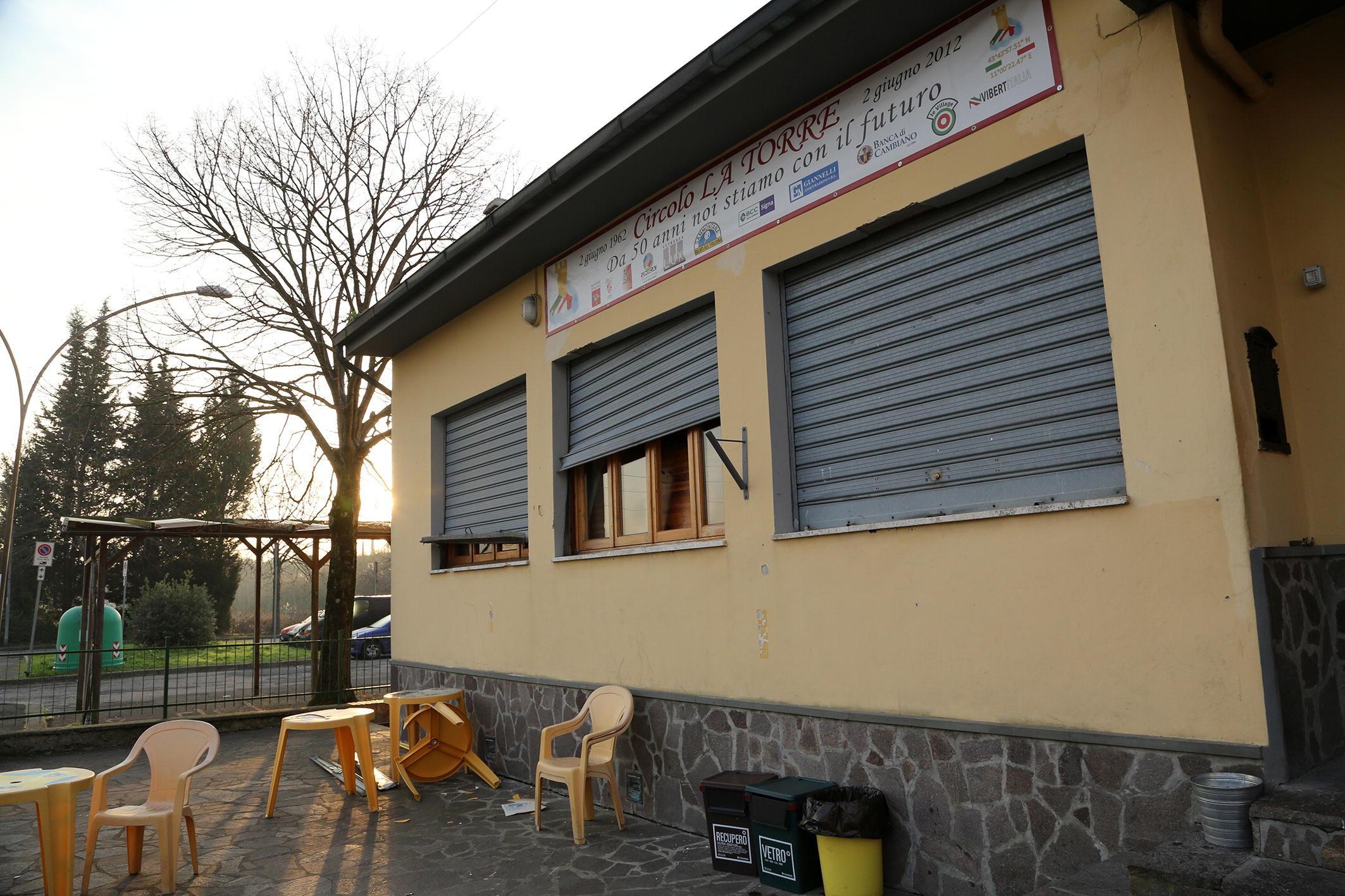 Le finestre rotte del circolo Aics La Torre di Montelupo (Foto Agenzia Carlo Sestini)