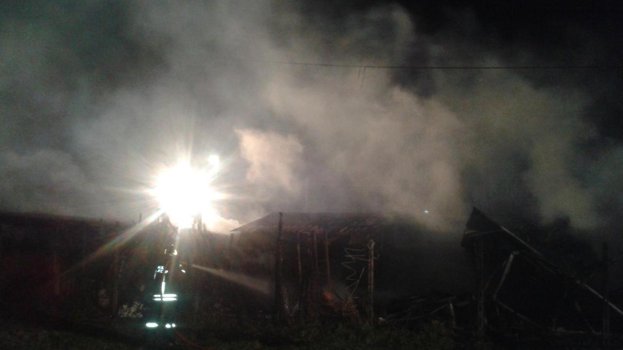 L'intervento dei vigili del fuoco per spegnere le fiamme