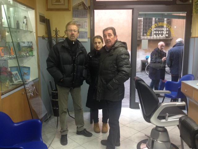 Ernesto e Dania Bianchi e Luciano Lazzareschi nella barberia visitata dai ladri
