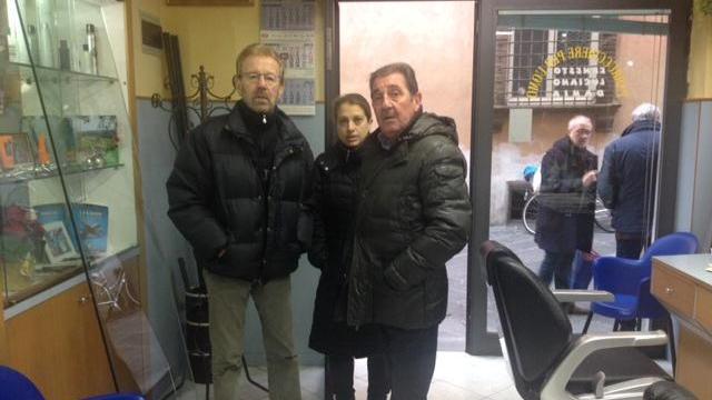 Ernesto e Dania Bianchi e Luciano Lazzareschi nella barberia visitata dai ladri