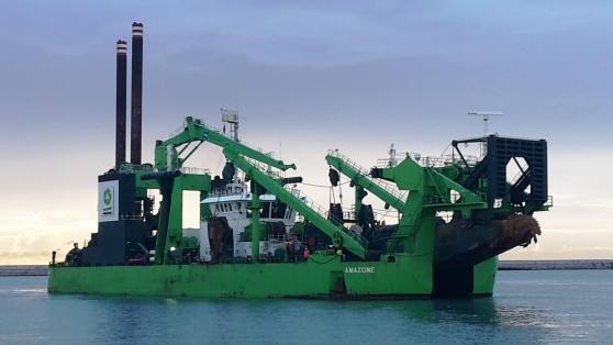 La draga Amazone che lavorerà nel canale di accesso per portarlo a meno 13 metri
