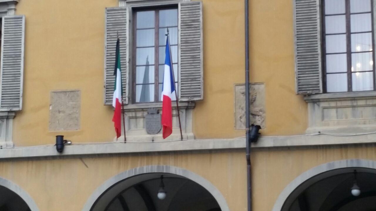 La bandiera francese accanto a quella italiana esposta nel palazzo comunale di Prato