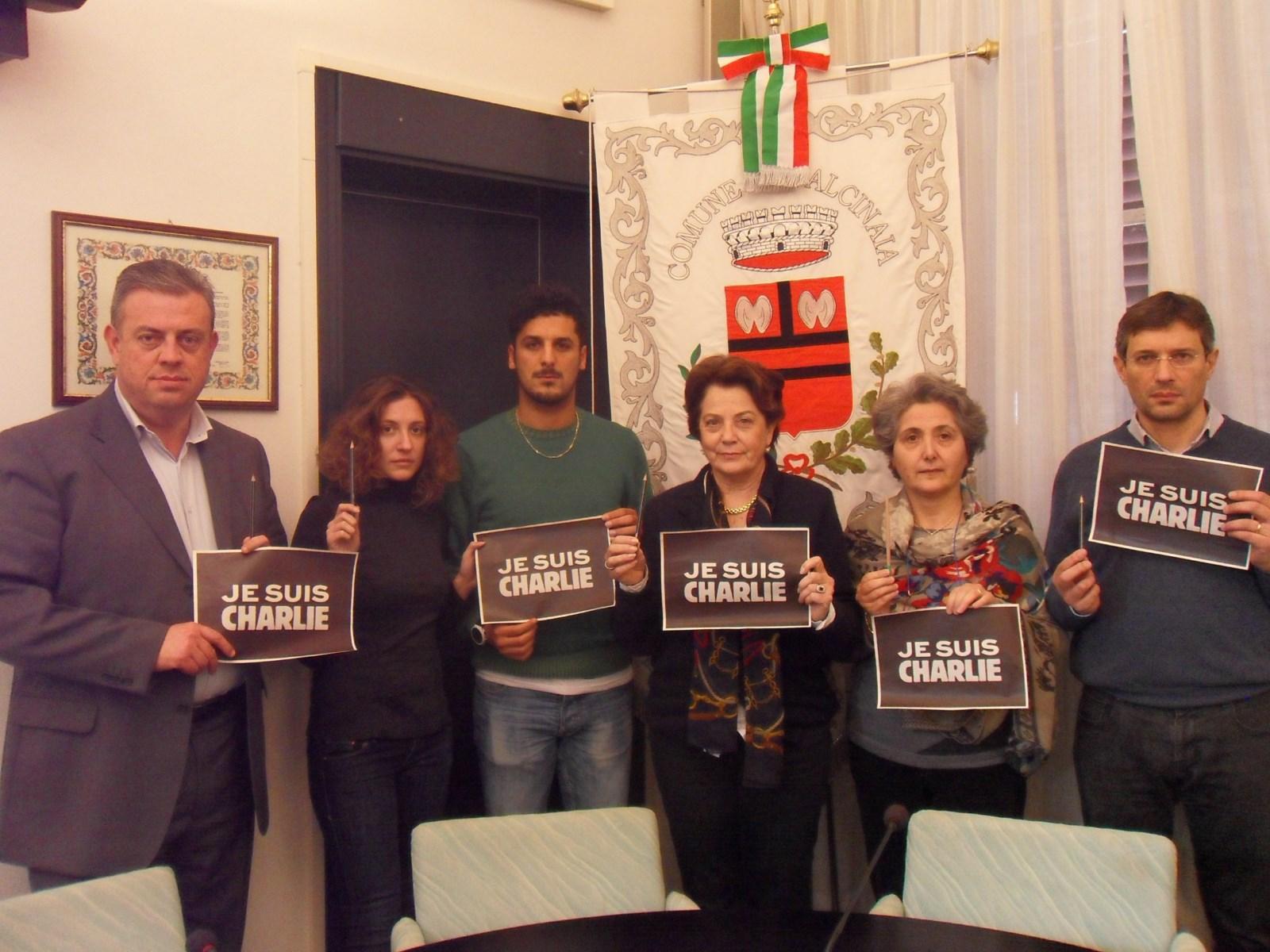 Il sindaco Lucia Ciampi e gli amministratori con gli slogan "Je suis Charlie"