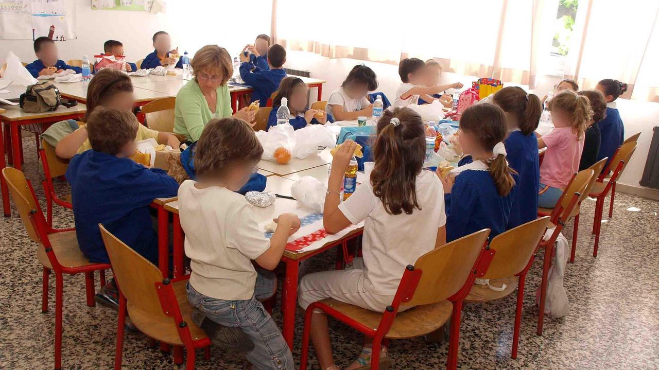 Piccoli alunni durante l'orario del pasto a scuola