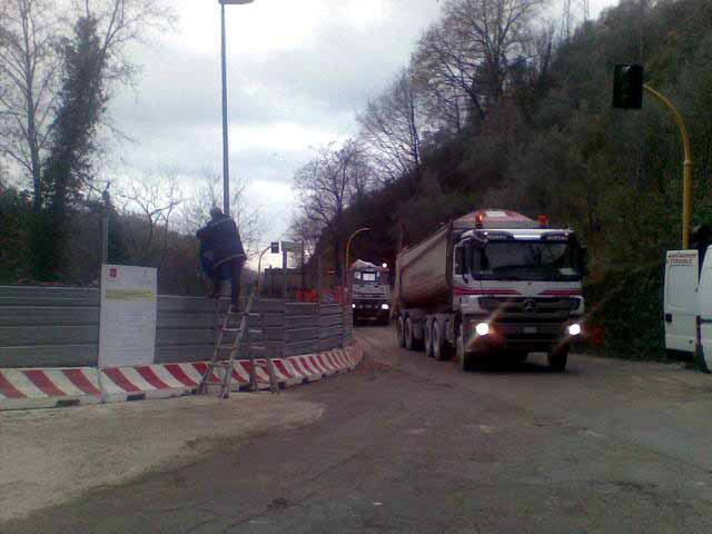 I camion del marmo tornano a transitare nella strada sotto Miseglia