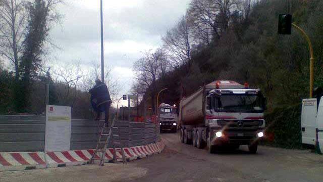 I camion del marmo tornano a transitare nella strada sotto Miseglia