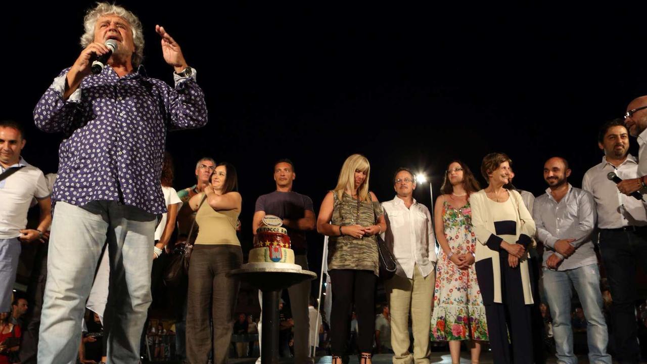 L'ultima visita a Livorno di Beppe Grillo, sul palco con i consiglieri comunali M5S (Silvestri Pentafoto)