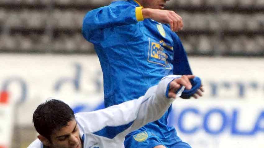 Fabio Concas in azione, nel 2007, con la maglia della Carrarese