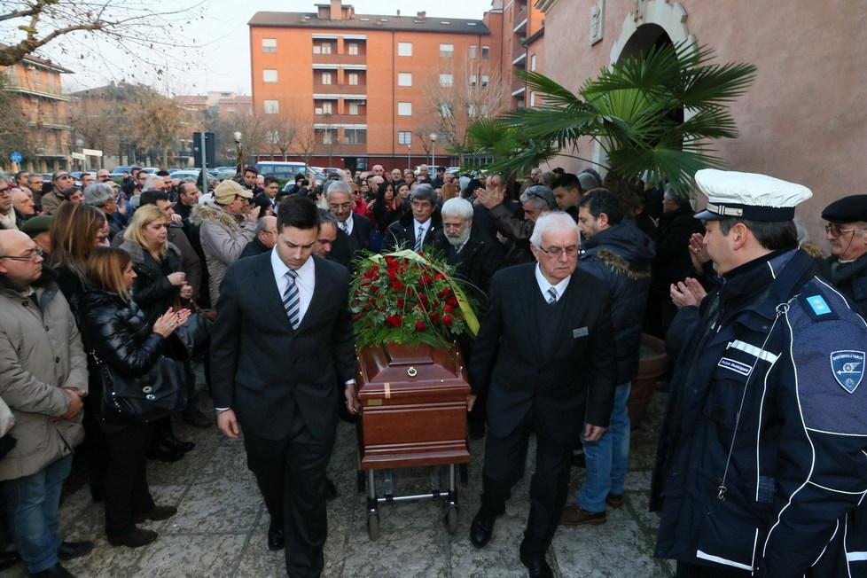 La gente in chiesa al funerale di Neri, i ladri rubano nelle auto in sosta