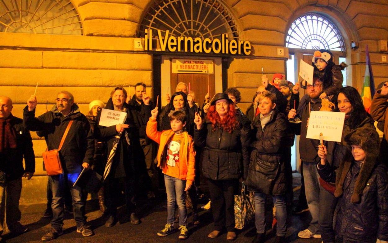 Il flash mob davanti alla sede del Vernacoliere (Marzi Pentafoto) 