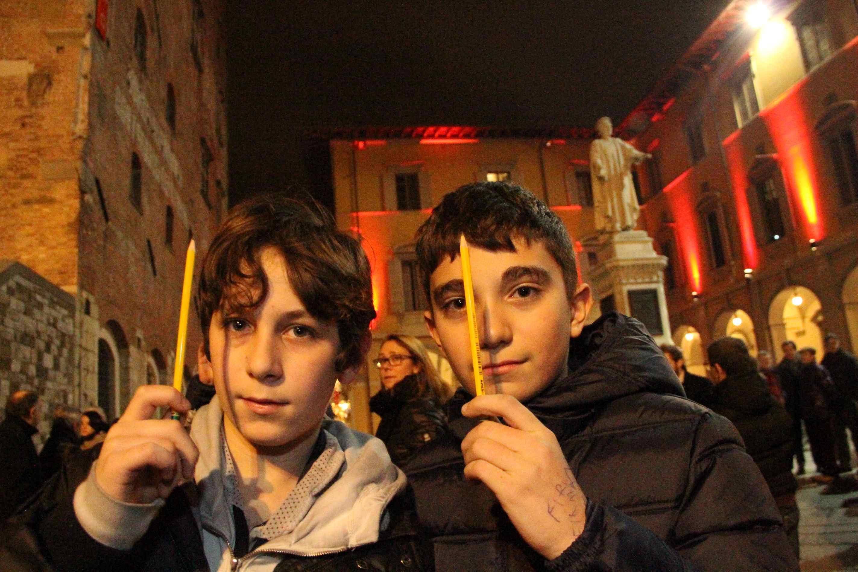 Il flash mob per Charlie Hebdo in piazza del Comune a Prato