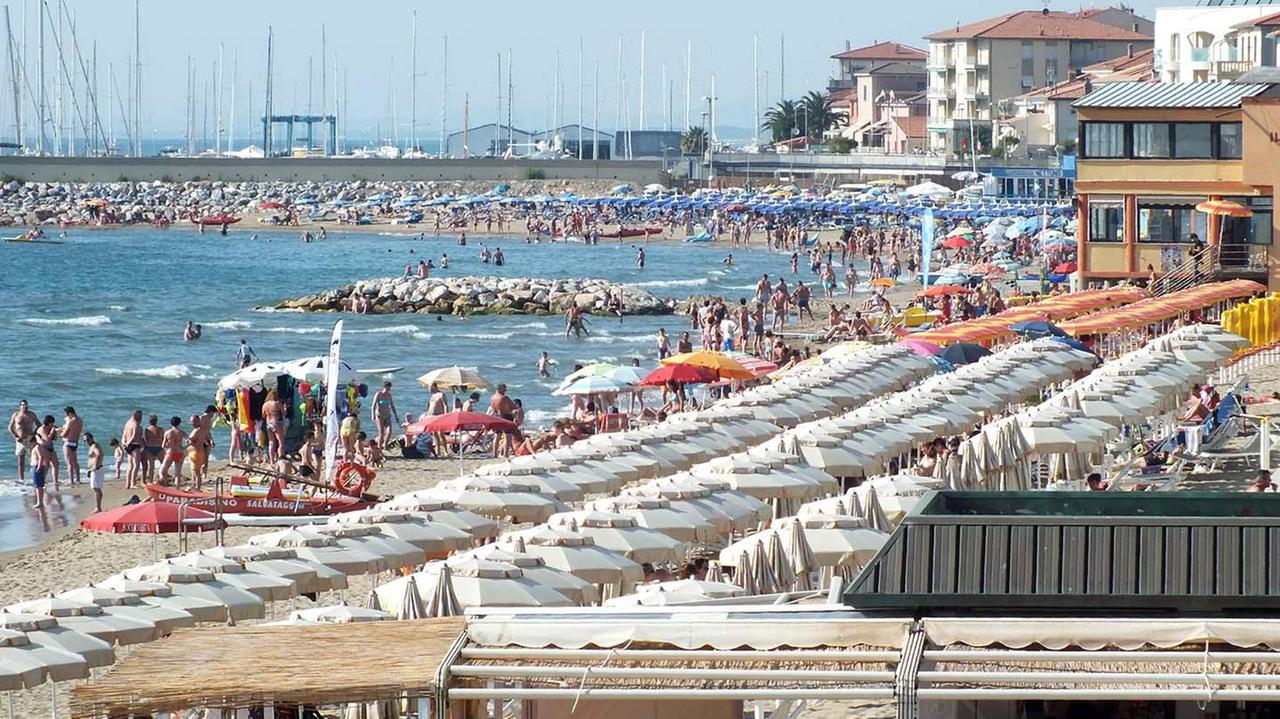 Una panoramica della spiaggia di San Vincenzo (foto Barlettani)