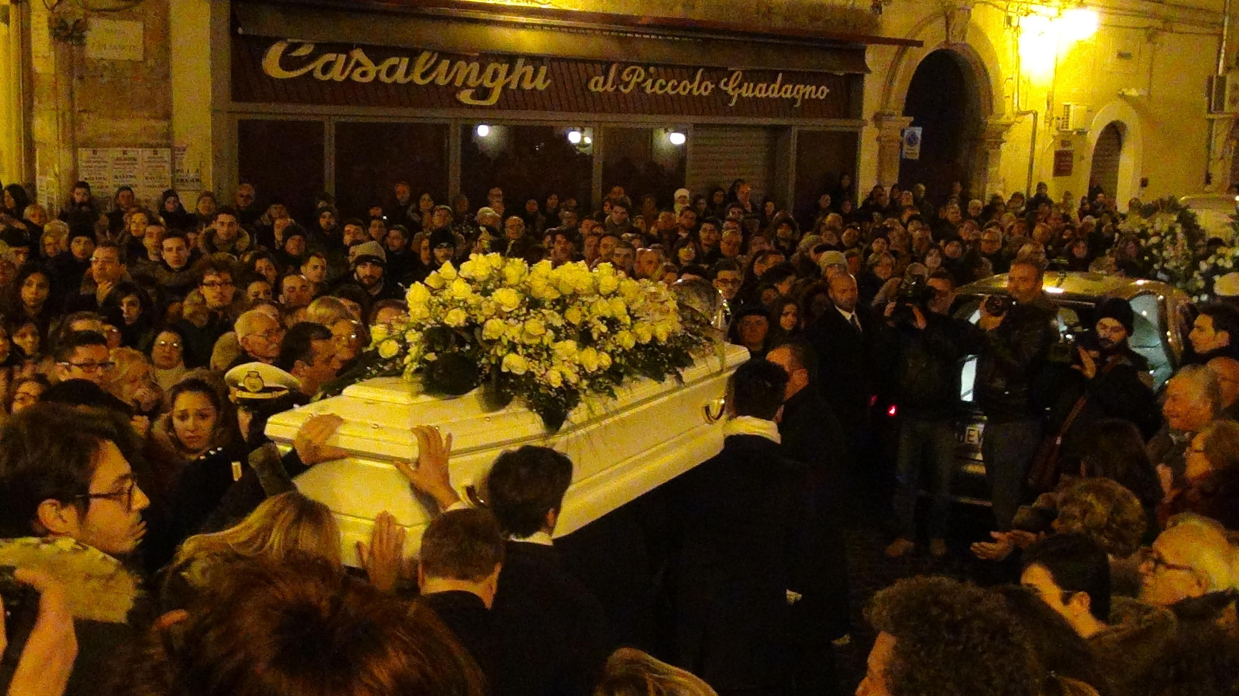 La bara bianca di Giancarlo portata dagli amici (foto Foggia Città Aperta)