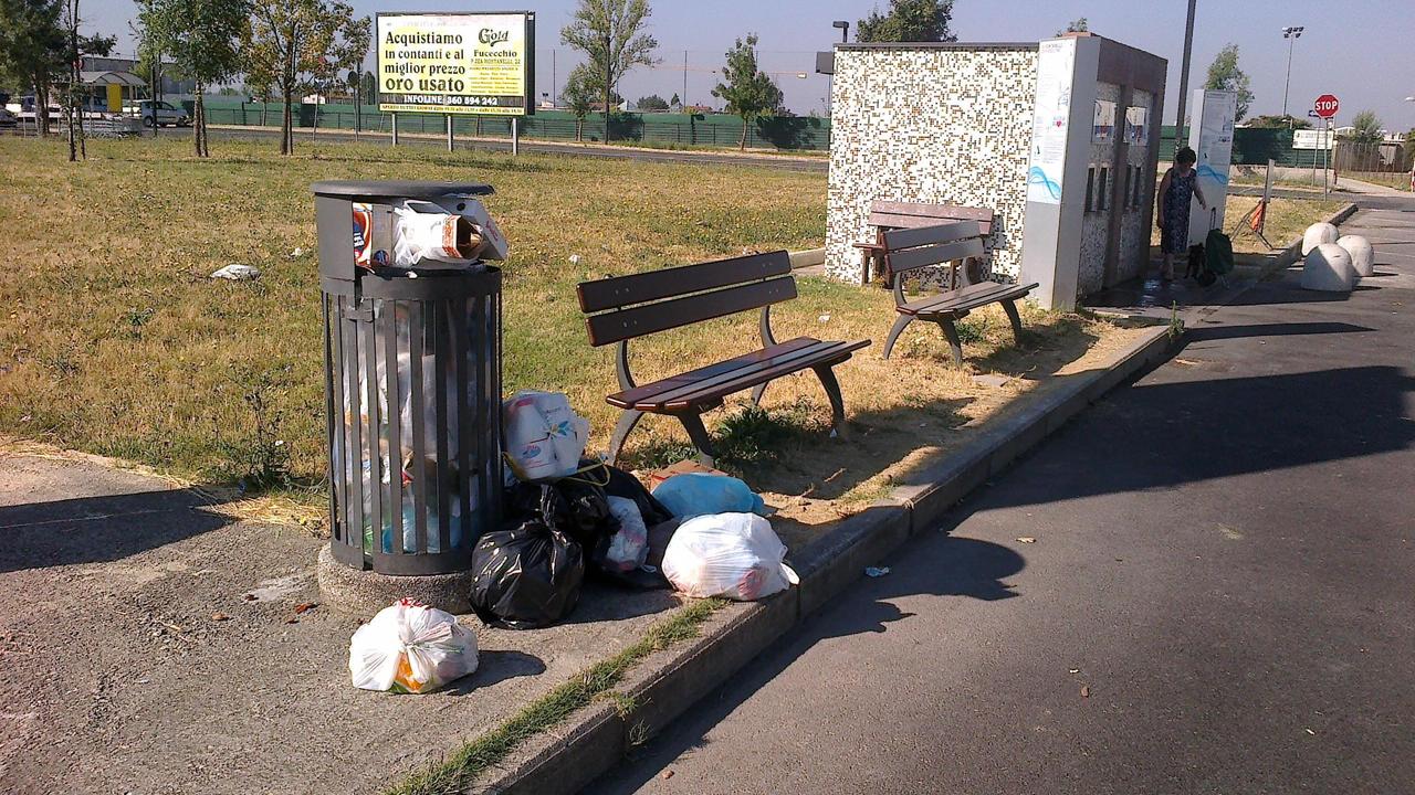 Rifiuti in strada a Fucecchio