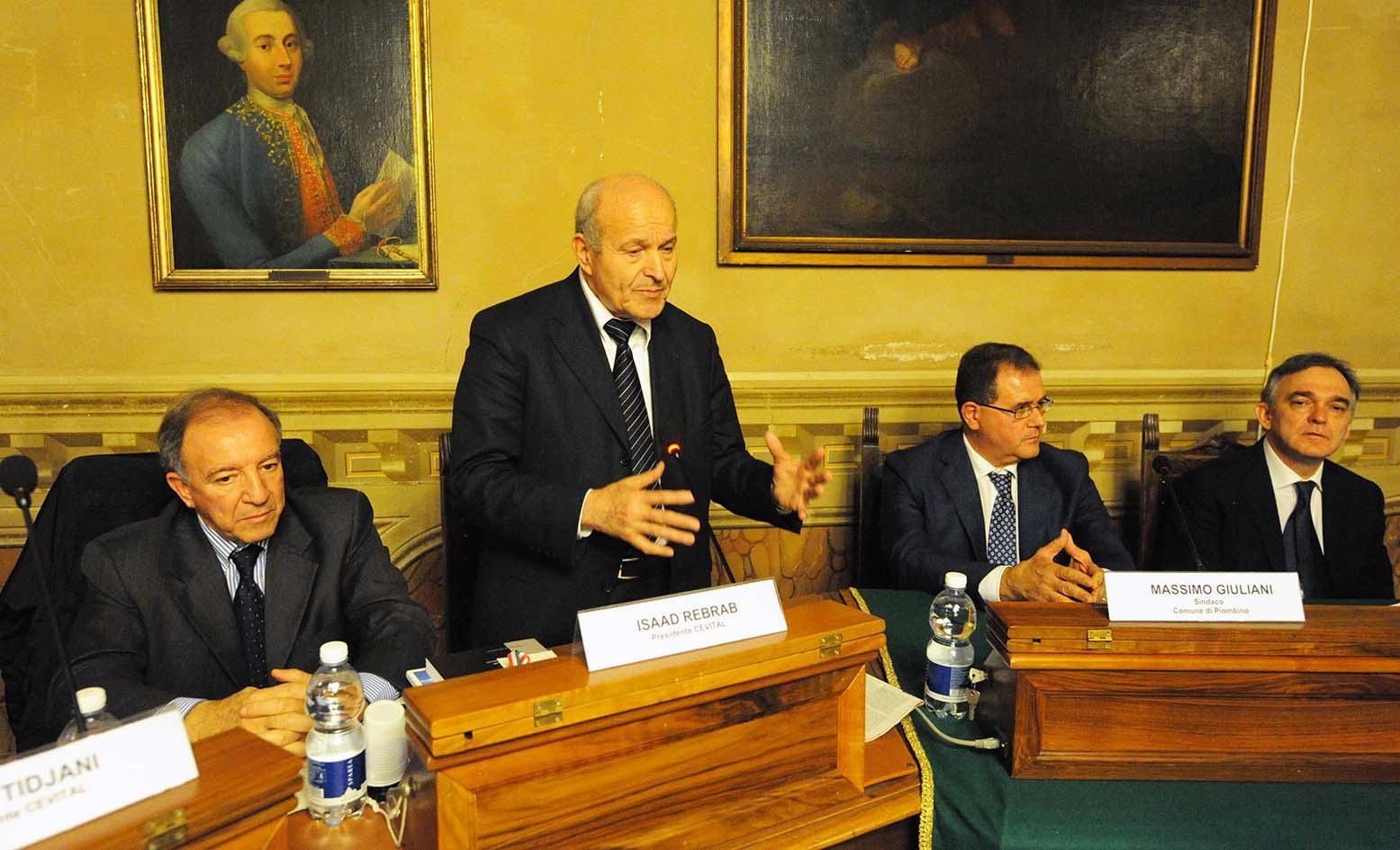 Issad Rebrab durante la presentazione del progetto Cevital in sala consiliare