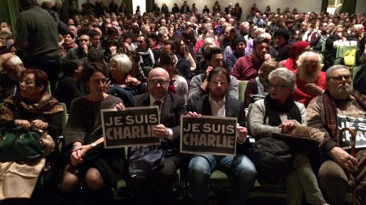 Nogarin e Franchi con il cartello per le vittime della strage di Parigi