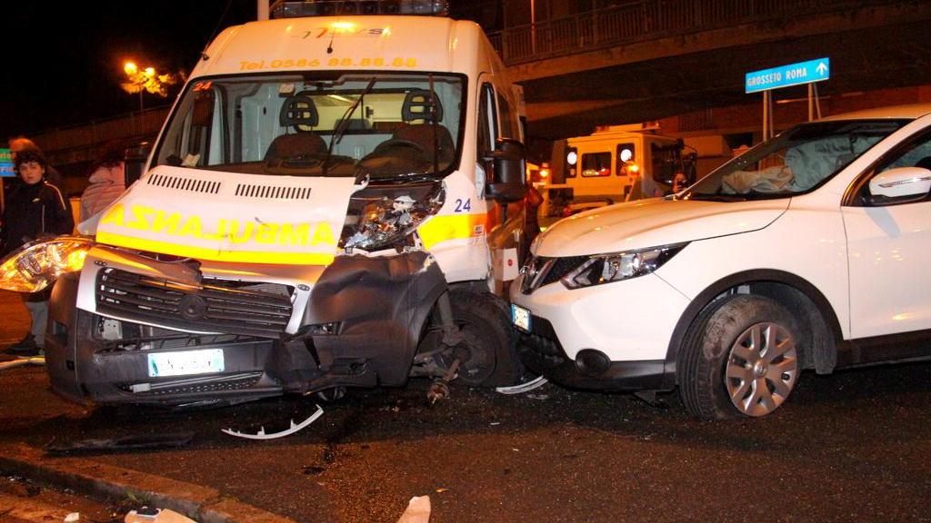 L'ambulanza e l'auto coinvolte nell'incidente (Marzi Pentafoto)