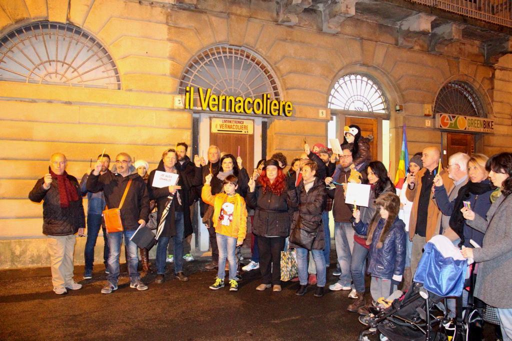 Il sit-in sotto il Vernacoliere