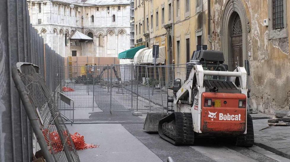 In via Santa Maria ripresi i lavori per la lastricatura