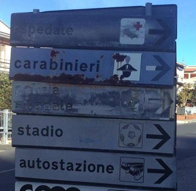 Cartelli stradali logori e indicazioni illeggibili