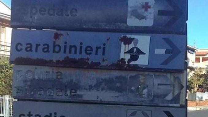 Cartelli stradali logori e indicazioni illeggibili