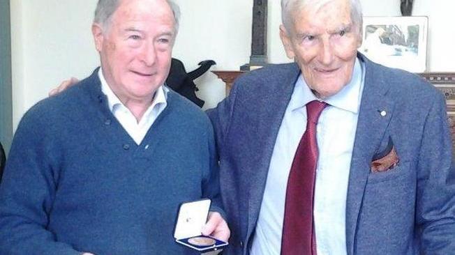 Il sindaco premia il supernonno