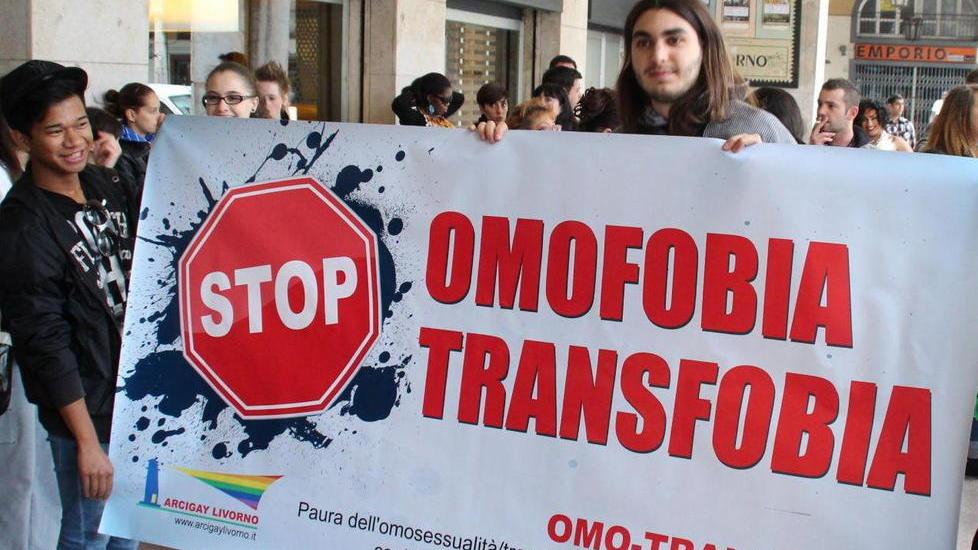 «Attenti, il medico è gay» È caccia agli omofobi