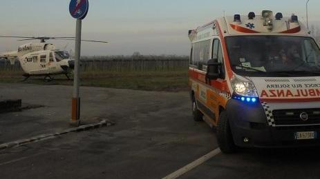 Cade in bicicletta all’incrocio Ricoverato con l’elicottero