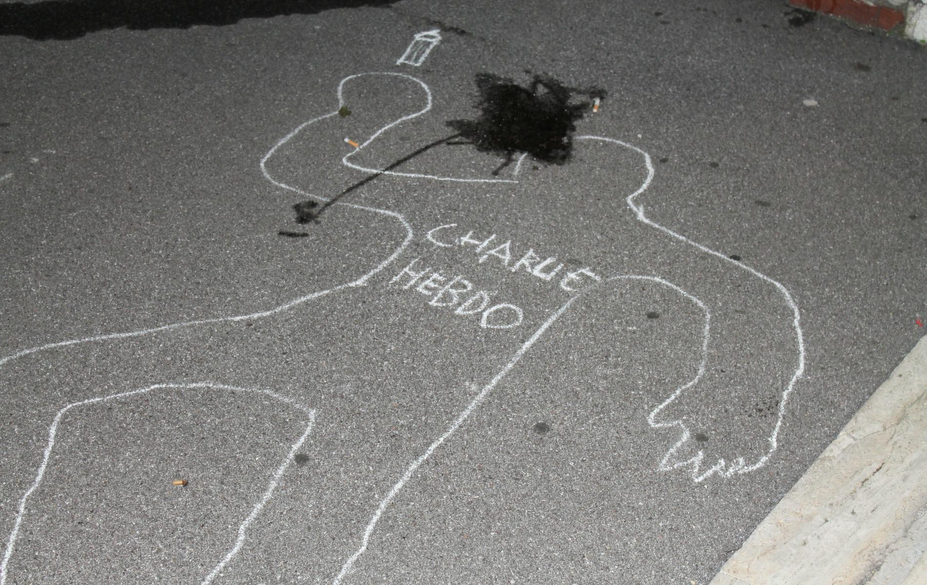 La sagoma della finta scena del crimine con la scritta Charlie Hebdo (Foto Calogero Rossano)