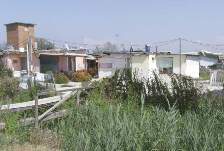 Un campo rom (foto d'archivio)