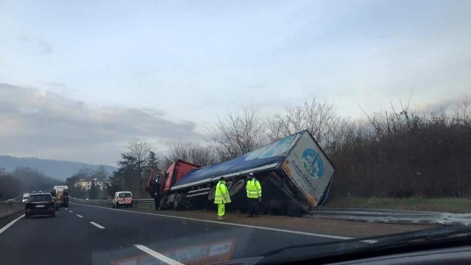 L'autoarticolato finito fuori strada (Foto Tiziano Taddei)
