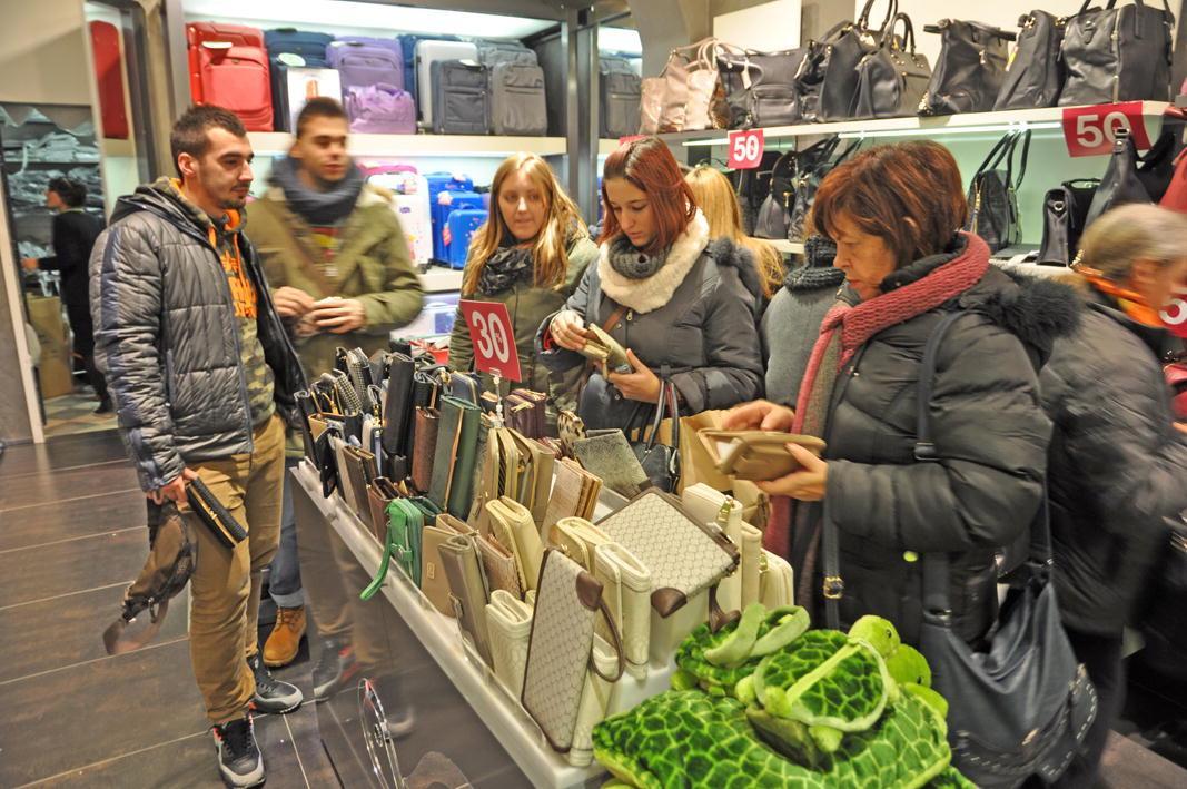 Alcuni clienti a caccia di occasioni in un negozio del centro di Cecina