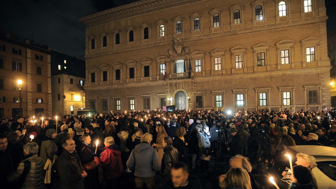 La fiaccolata davanti all'ambasciata francese in Italia