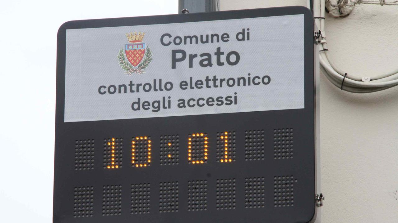 In via Tintori attiva la telecamere anti furbetti (foto Batavia)