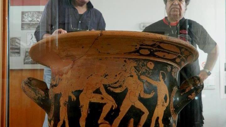 L'archeologo Bruno Feletti (con gli occhiali) qui dietro un vaso etrusco ritrovato a Spina