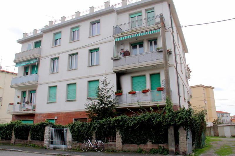 Il terrazzo incendiato in via Torino nella notte tra giovedì e venerdì