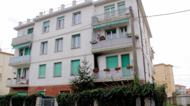 Il terrazzo incendiato in via Torino nella notte tra giovedì e venerdì
