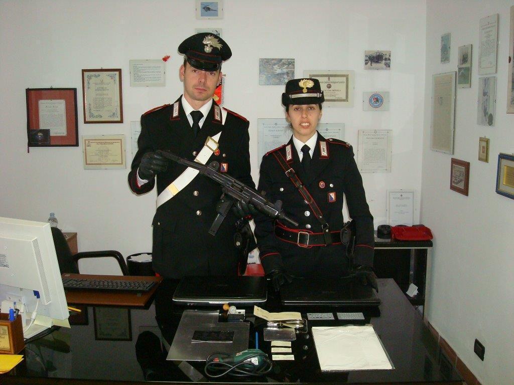 La mitraglietta sequestrata dai carabinieri a Carrara