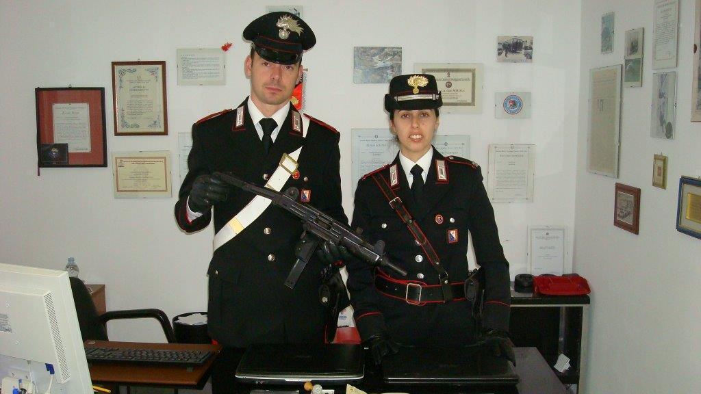La mitraglietta sequestrata dai carabinieri a Carrara