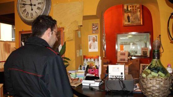 Il sopralluogo dei carabinieri nell'Osteria Santa Trinita (foto Batavia)