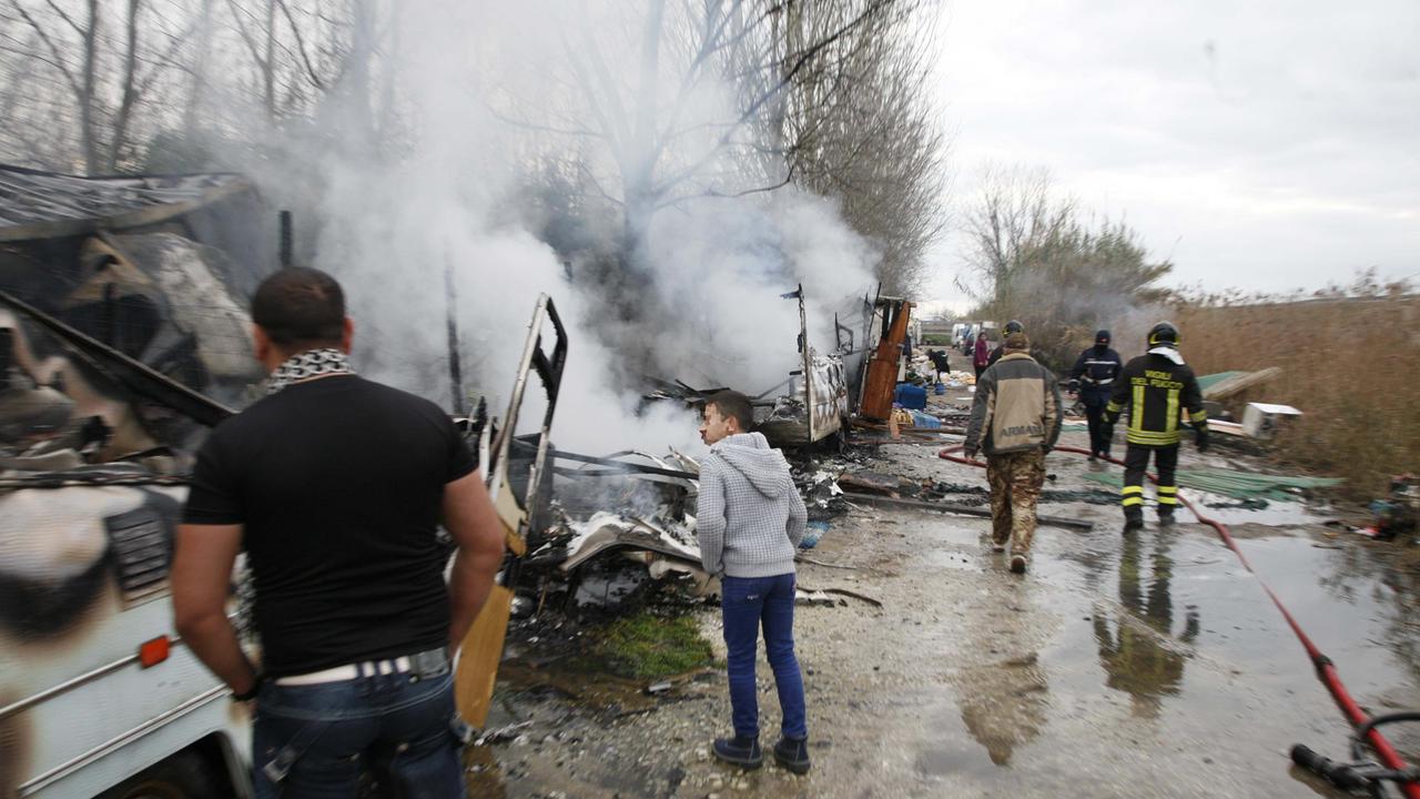 L'incendio nel campo rom a Torre del Lago