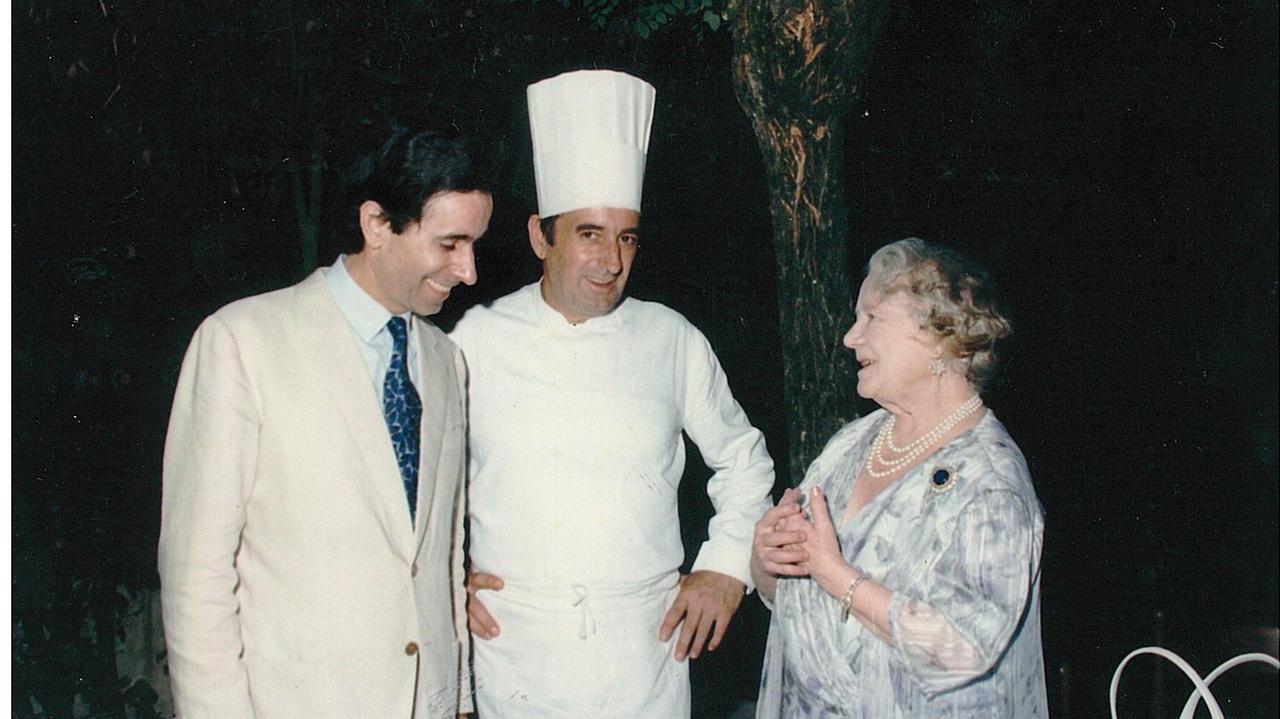 Sauro Gemignani, a sinistra, con il fratello Giampiero e la regina madre d'Inghilterra
