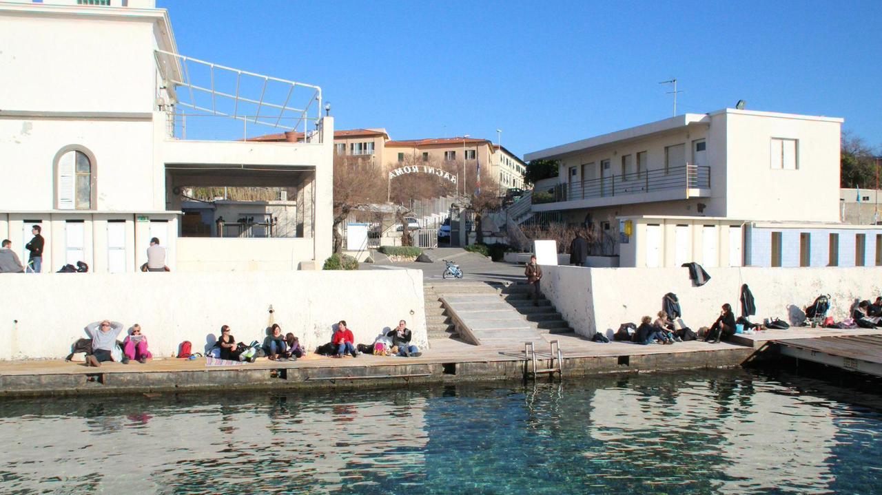 Al sole d'inverno sui bagni Roma ad Antignano
