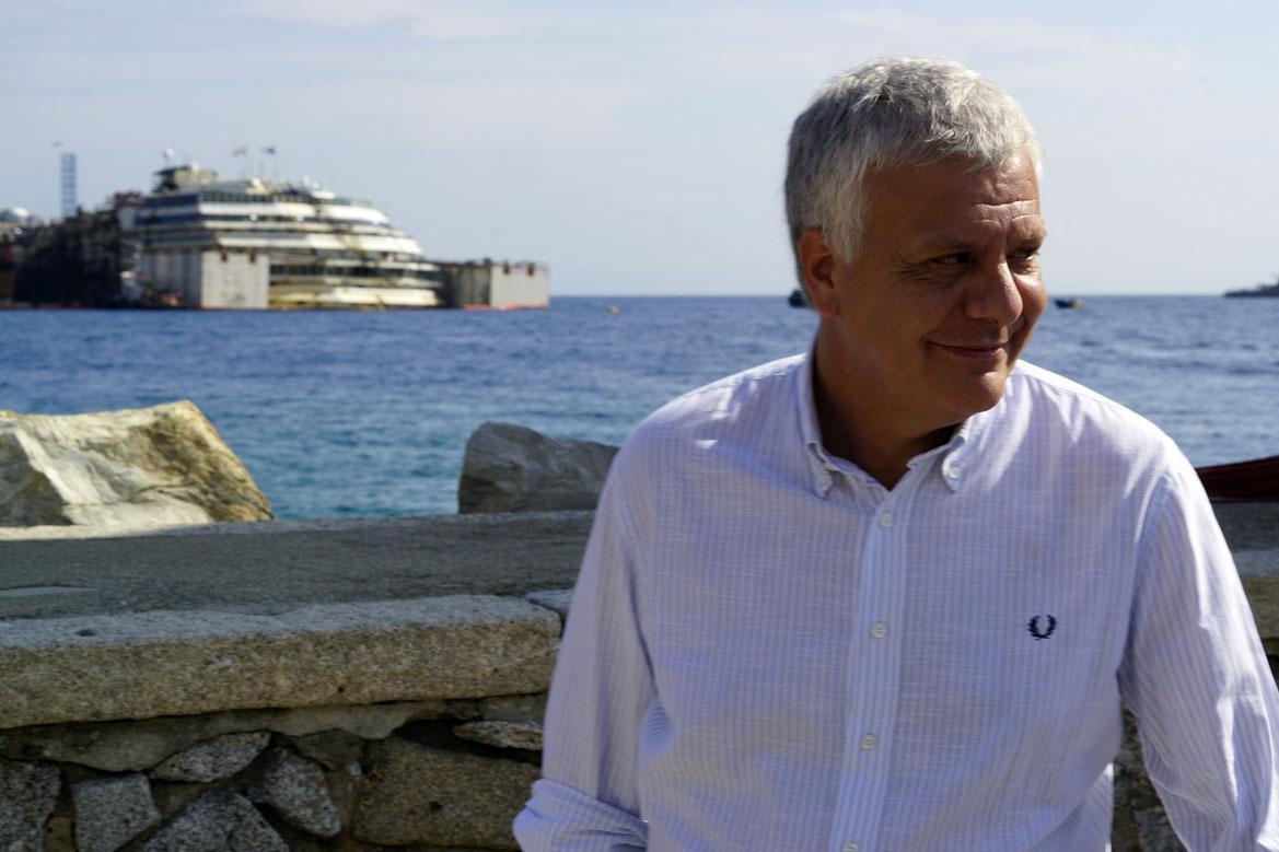 Il ministro dell'Ambiente Gian Luca Galletti in una precedente visita al Giglio