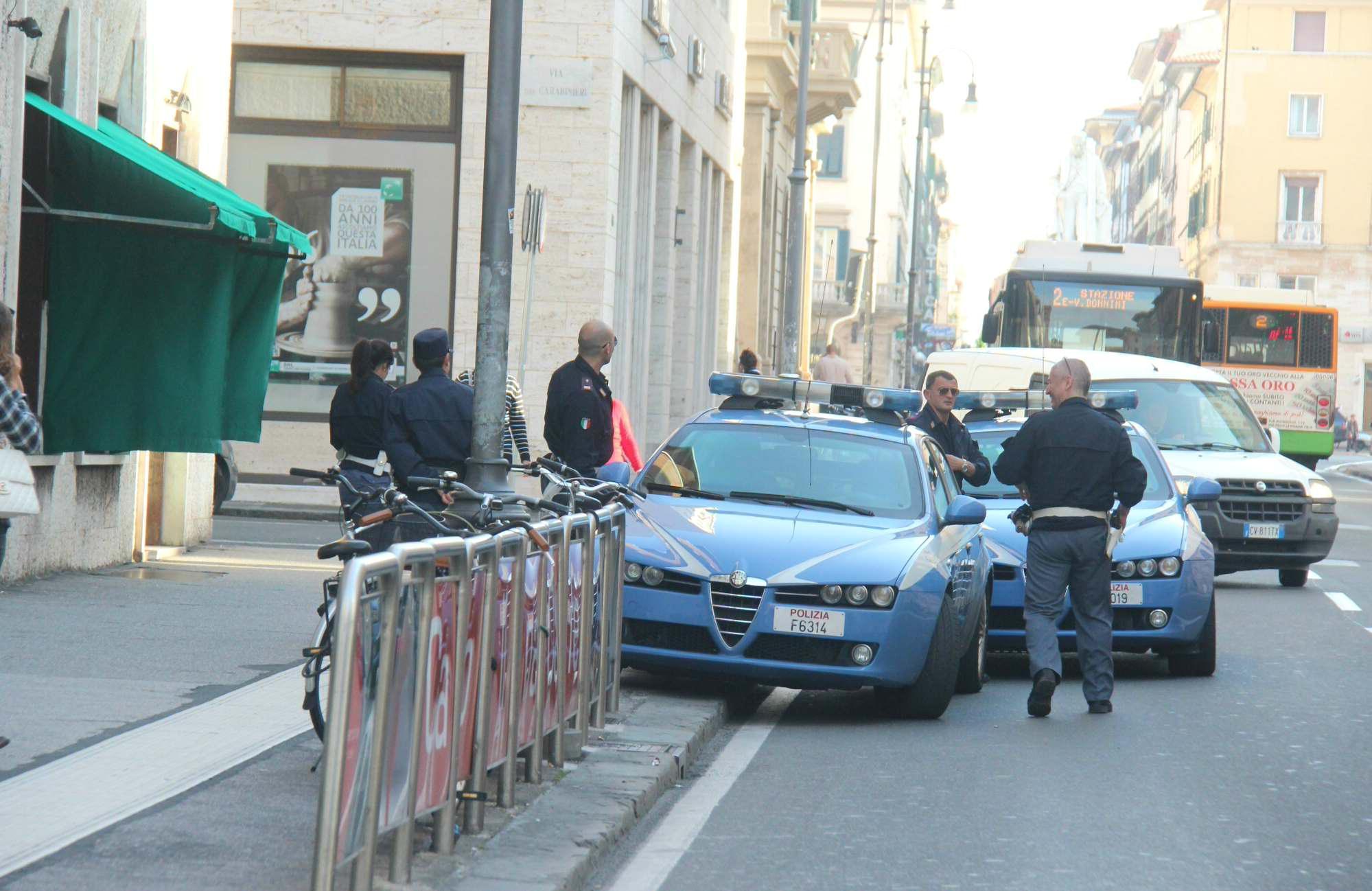 Sul posto dell'investimento, in via Cairoli, sono subito arrivate le volanti della polizia