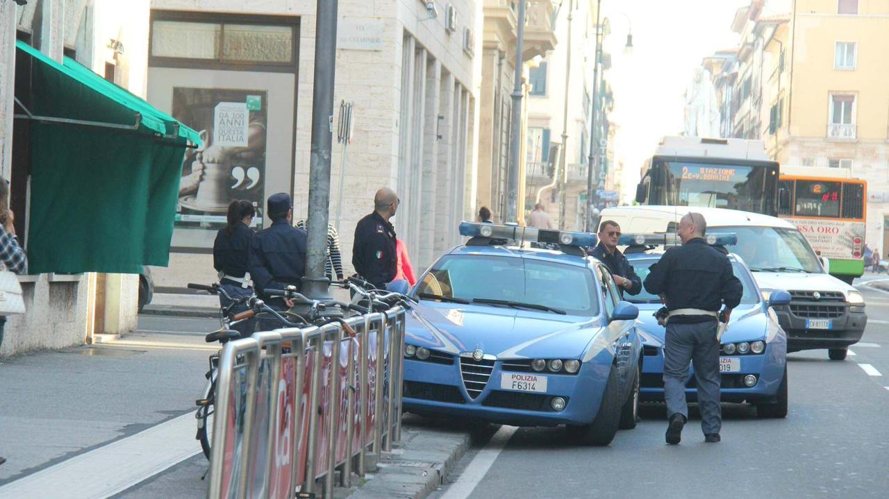 Sul posto dell'investimento, in via Cairoli, sono subito arrivate le volanti della polizia