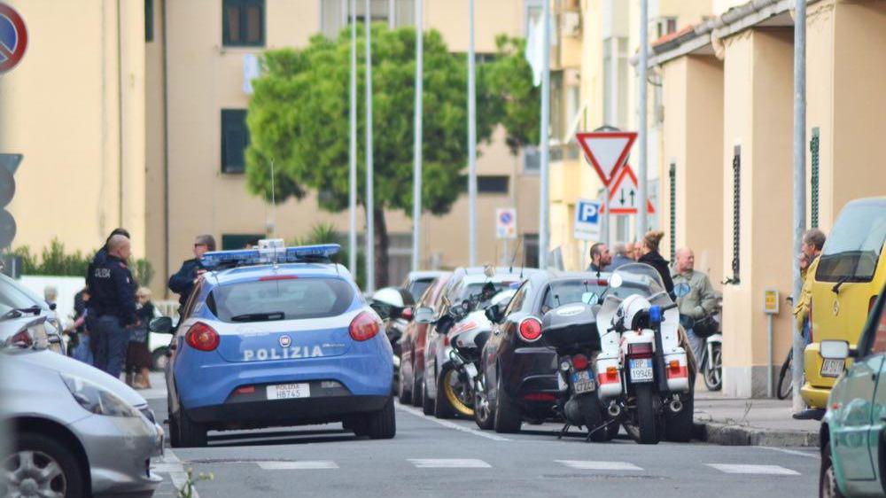 Tre scippi in 45 minuti: caccia a uno scooter nero
