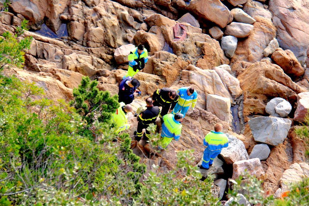 I volontari della Misericordia e i carabinieri durante le operazioni di recupero della salma