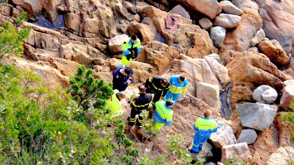 I volontari della Misericordia e i carabinieri durante le operazioni di recupero della salma