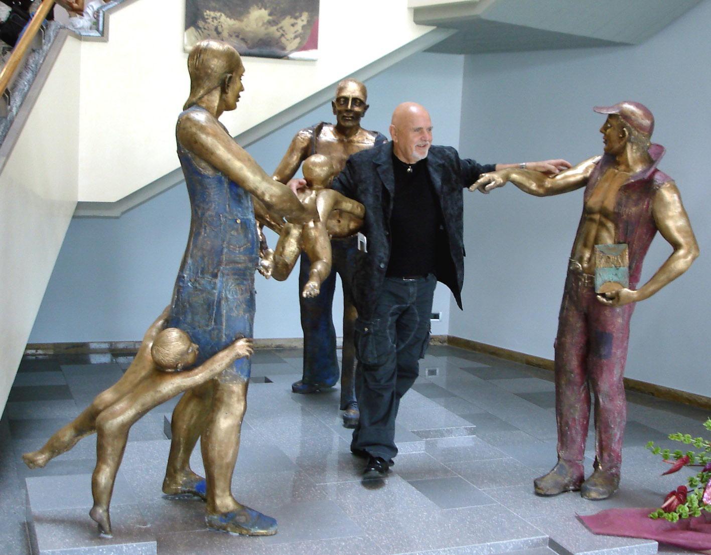 Guglielmo Malato al centro di una sua scultura in bronzo 